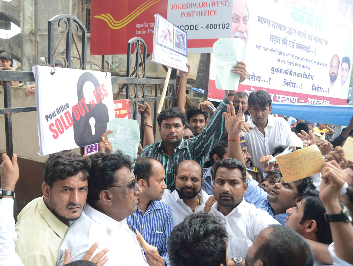Mumbai Youth Congress President Ganeshkumar Yadav & Team Protest Against BJP Government at Jogeshwari Post Office.