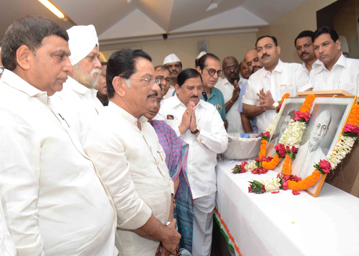 Mumbai Congress Paying Tribute on Death Anniversary of Bharat Ratna former PM Late.Indira Gandhi & Birth Anniversary of Iron Man Of India Late.Sardar Vallabhbhai Patel.