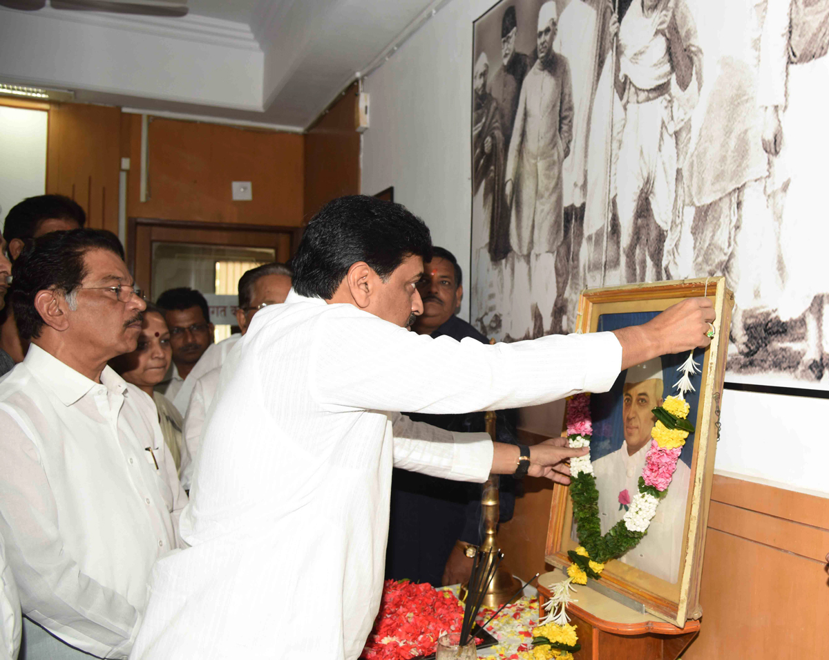 Maharashtra State Congress Leader's Paying Tribute to 1st Prime Minister Of India Late.Pandit Jawaharlal Nehru On his Birth Anniversary at Tilak Bhavan.