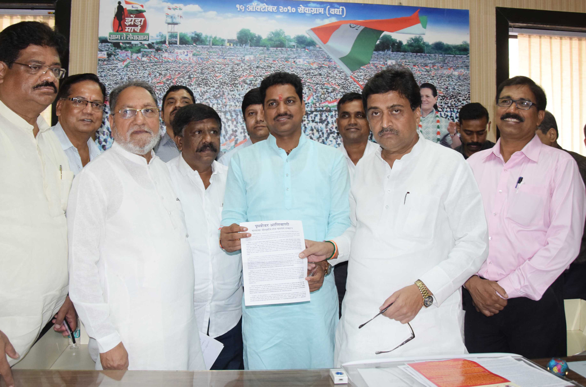 Refinery Project Opposition Committee Leaders Meets MPCC President Ashokrao Chavan at Tilak Bhavan Dadar.
