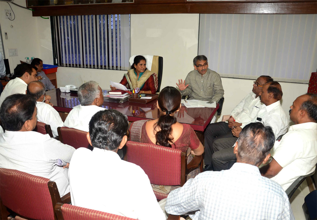 MLA AMIN PATEL WITH BMC OFFICERS MEETING AT "C" WARD CHANDAN VADI.