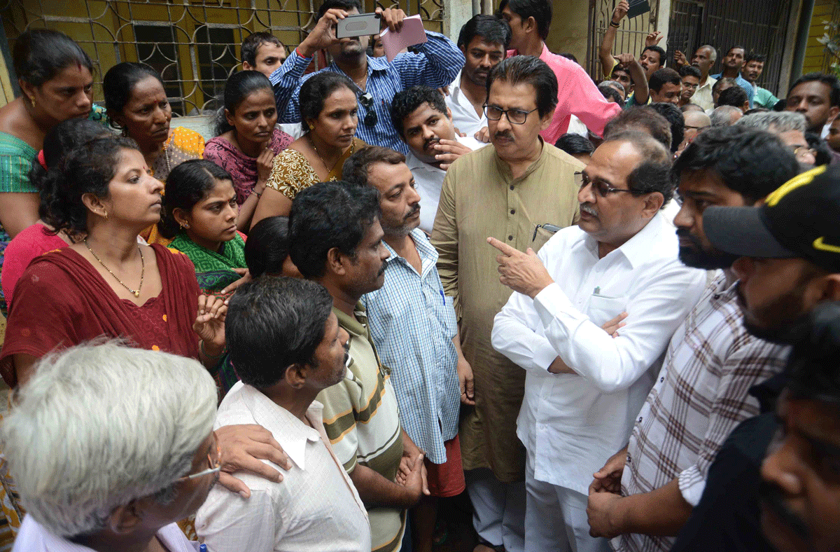 Opposition Leader MLA Radhakrishna Vikhe Patil visit the site of Collapsed Building at Thane & Thakurli.