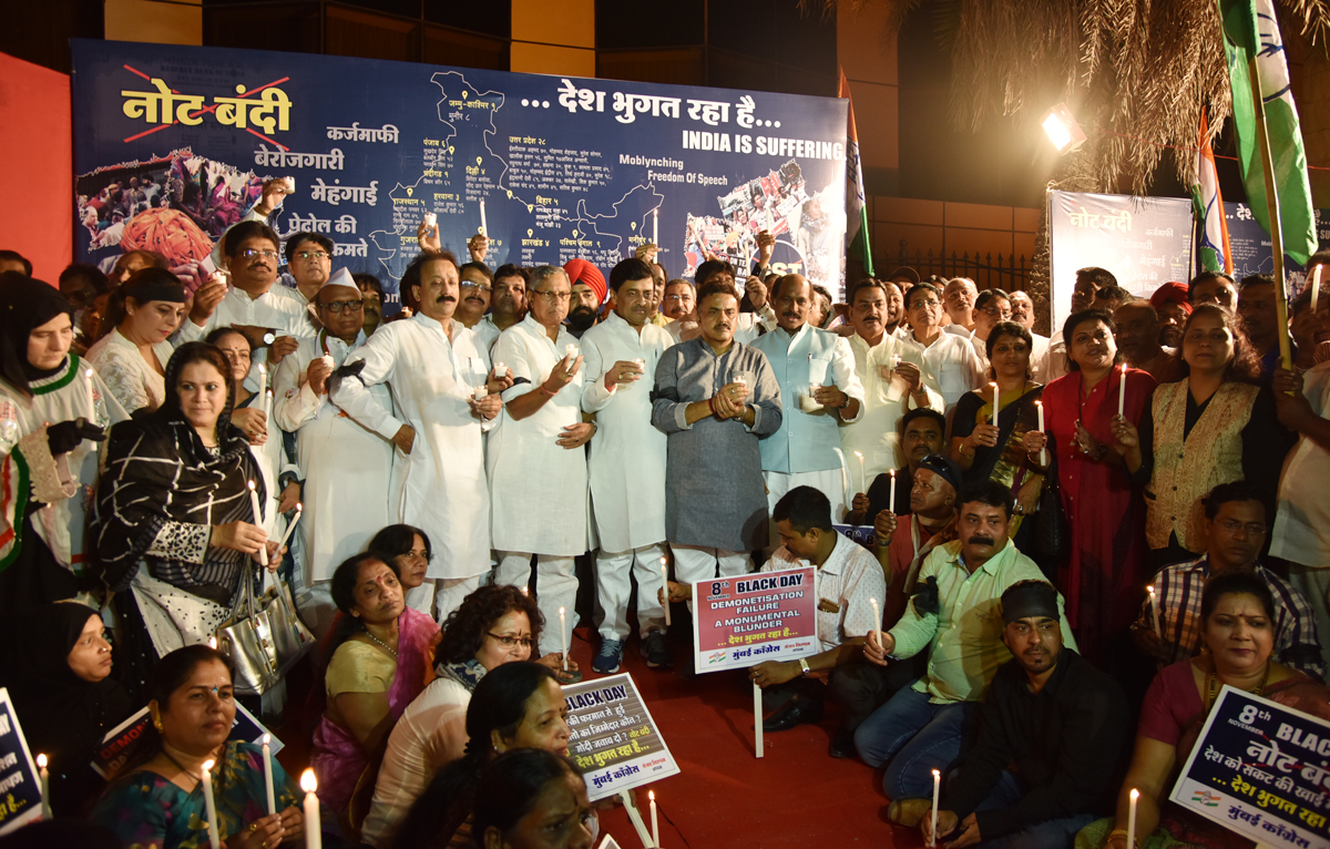 Mumbai Political Parties on One Year Completion of Demonetisation at Juhu Chowpati.