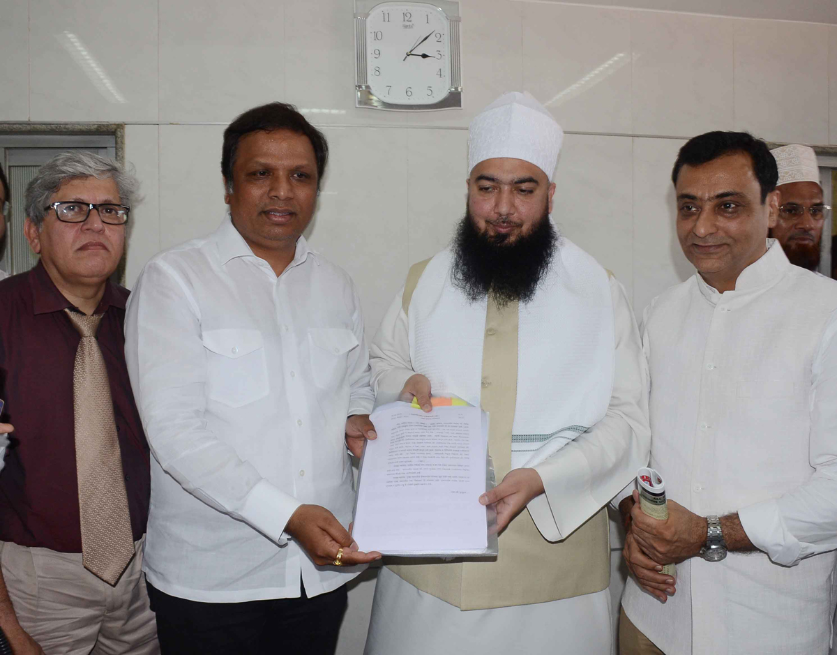 Meeting Organized by Jamia Qadriya Ashrafiya Moulana Syed Moin Miya at Do Tanki on Proposed Mumbai D.P. Plan 2034 in Chief Presence of BJP Mumbai President & MLA Ashish Shelar.