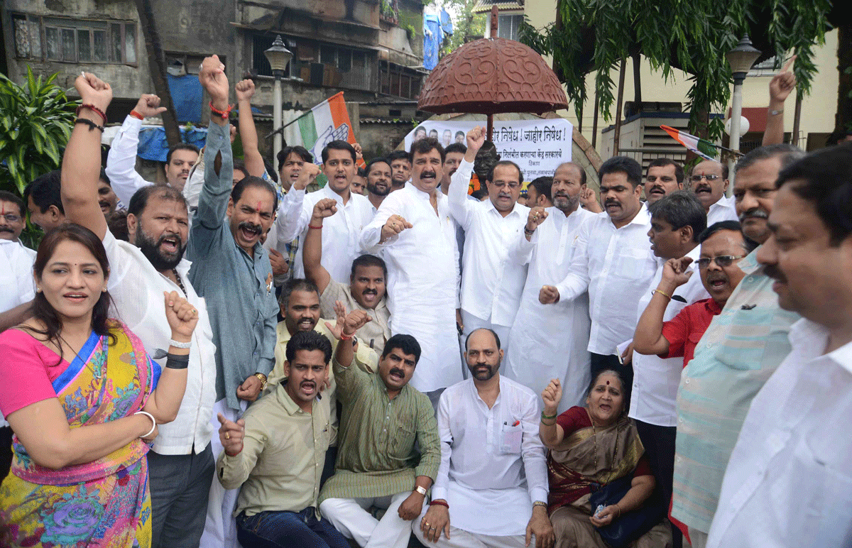 Opposition Leader MLA Radhakrishna Vikhe Patil visit the site of Collapsed Building at Thane & Thakurli.