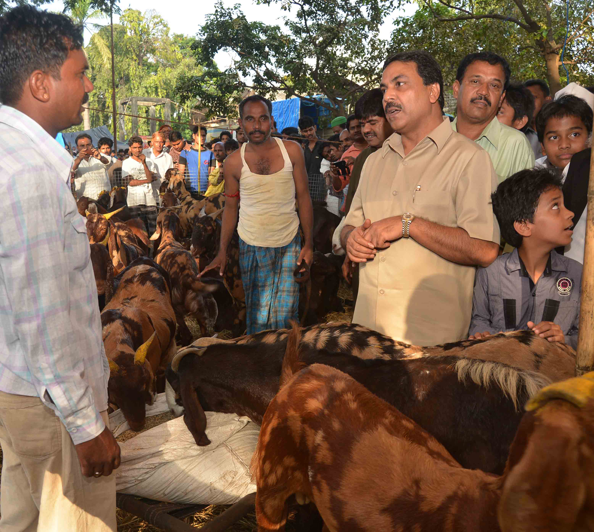 MIN.NASIM KHAN VISITED DEONAR ABATTOIR  BEFORE COMING FESTIVAL BAKRI EDD.