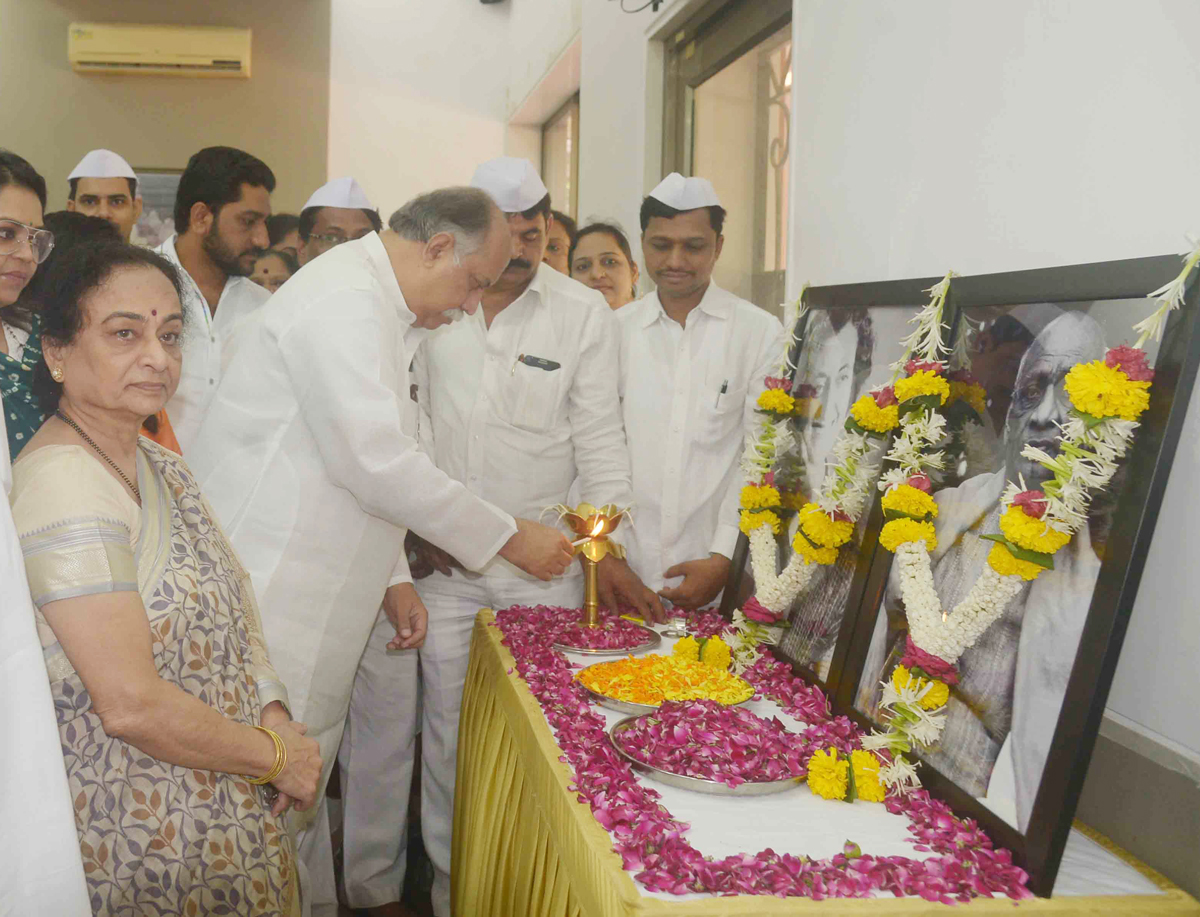 Senior Congress Leader Ex.Min.& Ex.MP Gurudas Kamat Paying Tribute on Death Anniversary of Bharat Ratna former PM Late.Indira Gandhi & Birth Anniversary of Iron Man Of India Late.Sardar Vallabhbhai Patel.