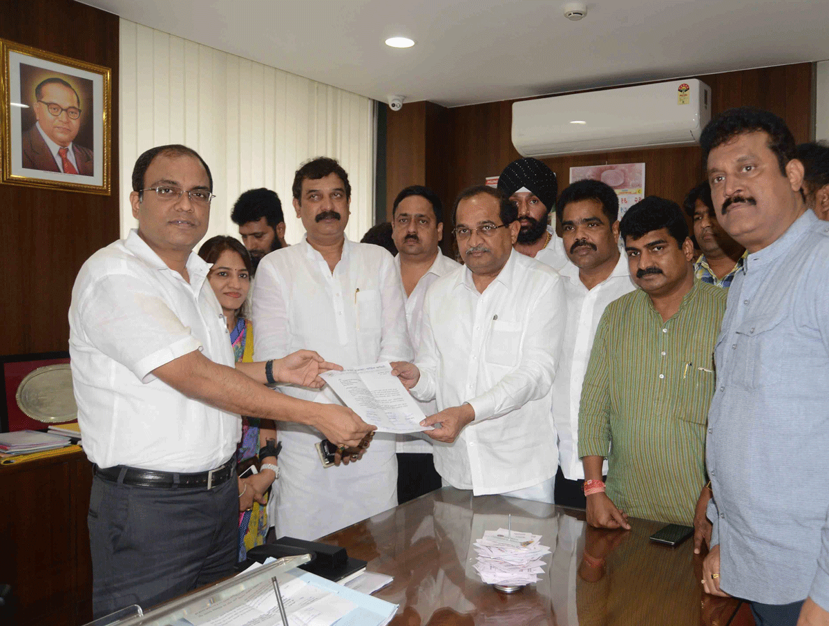 Opposition Leader MLA Radhakrishna Vikhe Patil visit the site of Collapsed Building at Thane & Thakurli.
