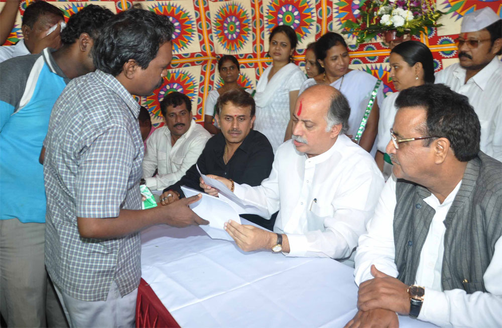 EX.MINISTER & MP.GURUDAS KAMATS JANSAMPARK ABHIYAN AT GOREGAON.