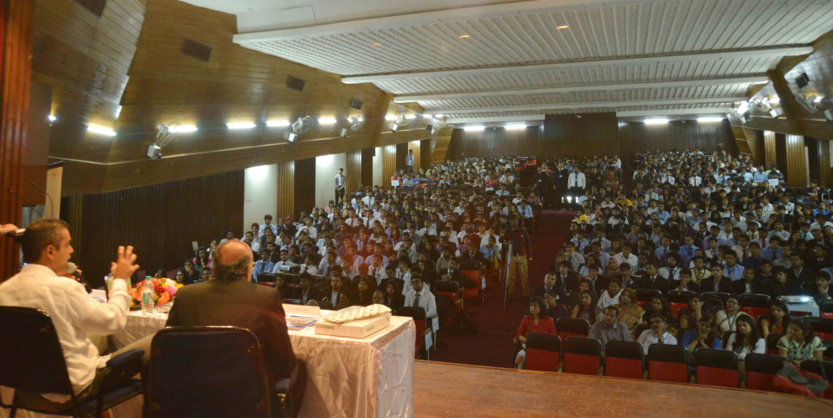 STUDENTS INTERACTION WITH MP & MINISTER OF STATE MILIND DEORA AT LALA LAJPATRAI COLLEGE.