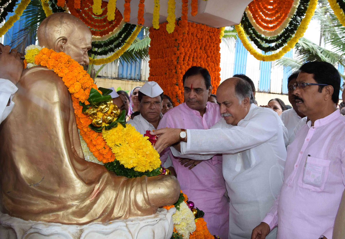 AICC Gen.Sec.Gurudas Kamat Paying Tribute to Father of Nation Mahatma Gandhi on his Birth Anniversary.