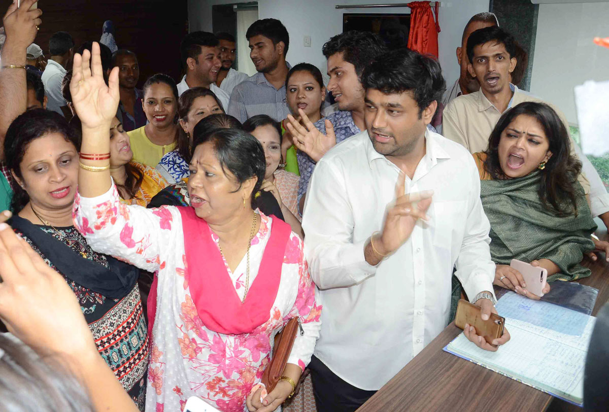 Mumbai Youth Congress Protest outside CBFC office Demanding Ban of the Movie Indu Sarkaar.