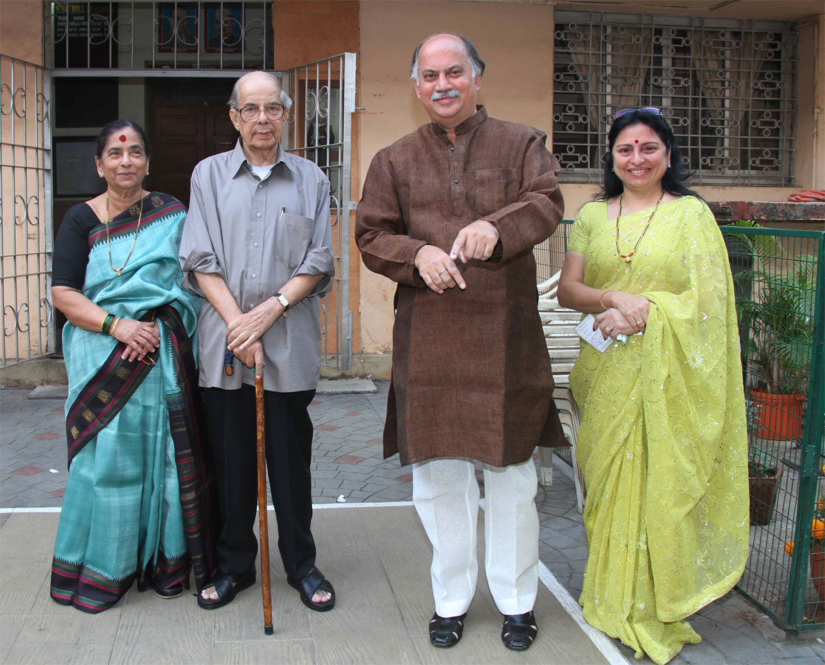 MP.& EX.UNION MINISTER GURUDAS KAMAT &  SMT.MARUKH KAMAT CAST THEIR VOTE AT CHEMBUR.