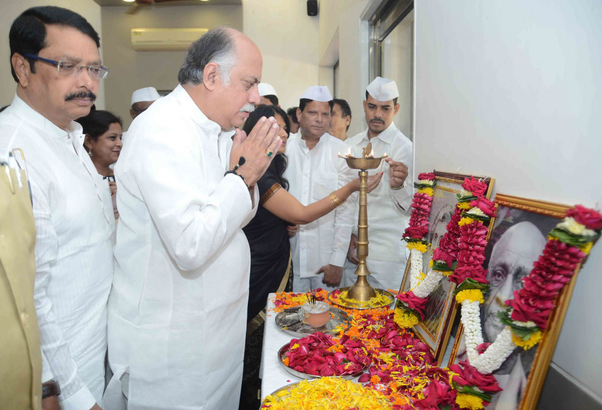 AICC Gen.Sec.Member CWC Gurudas Kamat Paying Tribute on Death Anniversary of Bharat Ratna former PM Late.Indira Gandhi & Birth Anniversary of Iron Man Of India Late.Sardar Vallabhbhai Patel.