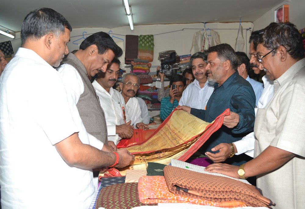 CHIEF MINISTER PRITHVIRAJ CHAVAN INAUGRATES NATIONAL HANDLOOM EXPO 2011 IN MUMBAI AT BANDRA RECLAMATION GROUND.