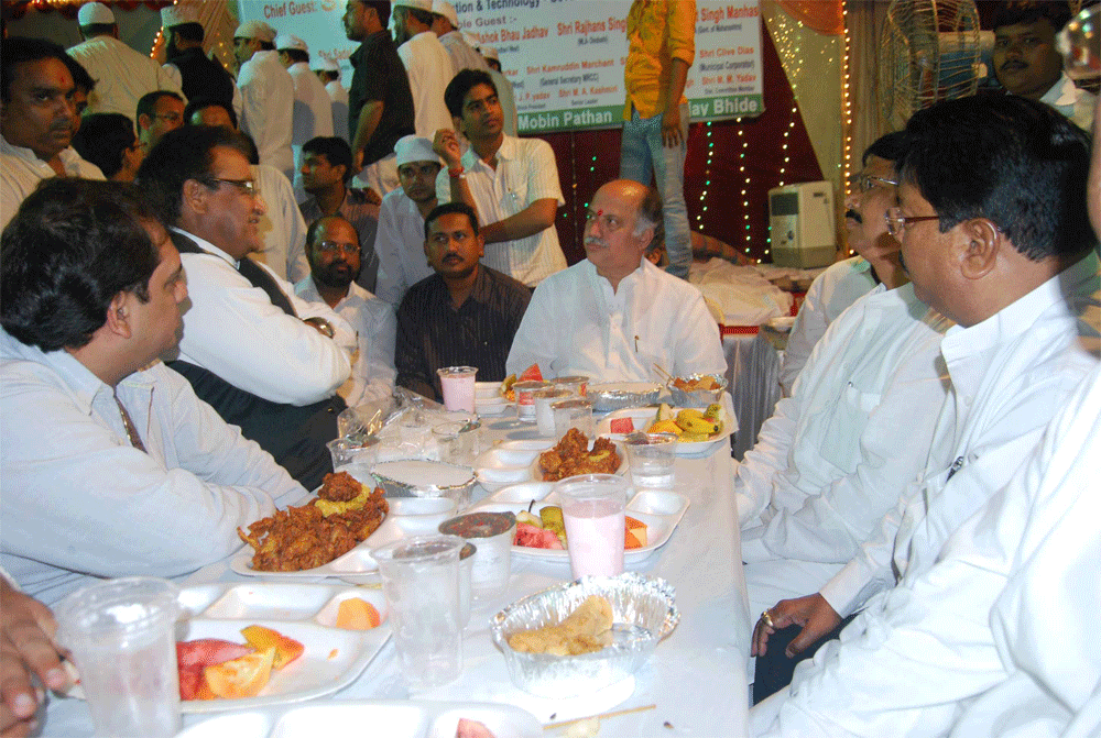 MP.UNION MINISTER GURUDAS KAMAT IN ROZA -IFTAR PARTY AT ANDHERI.