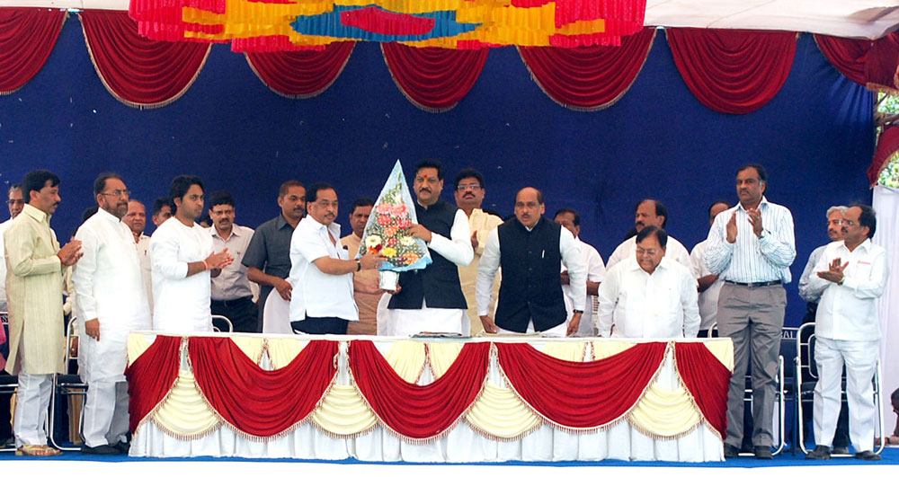 CHIEF PRITHVIRAJ CHAVAN MINISTER NARAYANRAO RANE & MPCC.PRESIDENT AT JAITAPUR.