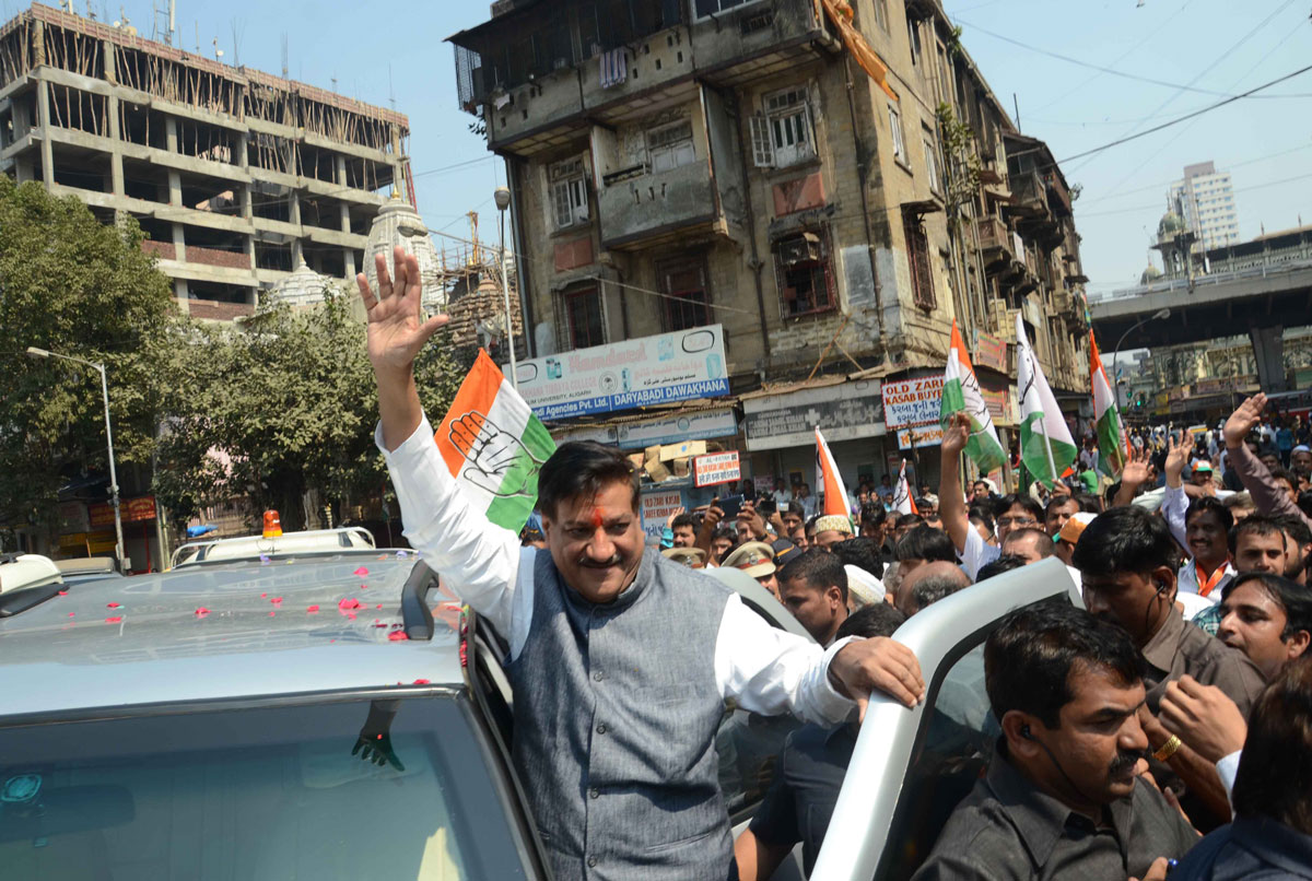 CHIEF MINISTER PRITHVIRAJ CHAVAN & UNION STATE MINISTER MILIND DEORA ROAD SHOW CONGRESS-NCP & PRP CANDIDATE WARD.NO 223,222,220 AT PAYDHUNI ON OCCASION MUMBAI CONGRESS PRESIDENT KRIPASHANKAR SINGH,MLA AMIN PATEL.