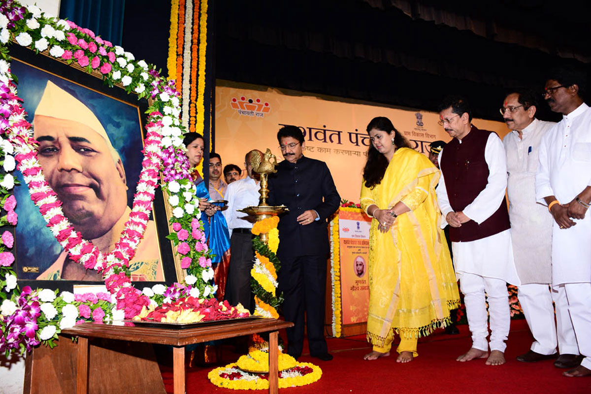 Governor Ch Vidyasagar Rao & Minister Pankaja Munde During "Yashwant Panchyat Raj Abhiyan" Prizes Function at Y B Chavan.