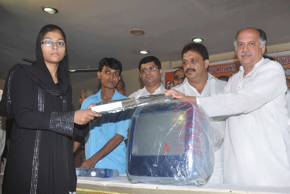 MP.UNION MINISTER GURUDAS KAMAT IN ROZA -IFTAR PARTY AT ANDHERI.