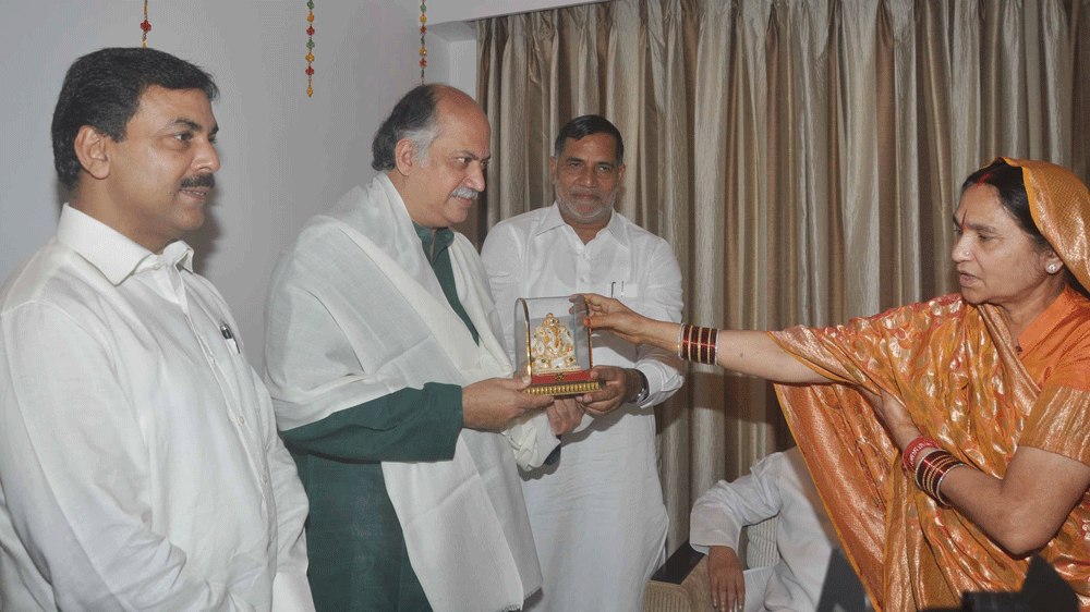 UNION MINISTER GURUDAS KAMAT,HIS WIFE MAROKH KAMAT VISITED RESIDENCE AT ANDHERI OF MAHILA DIST.PRESIDENT& MUN.CORP JOSHNA DIGHE.