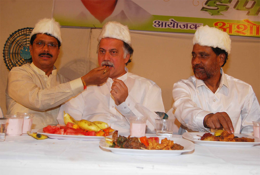 EX.UNION MINISTER & MP.GIRUDAS KAMAT IN ROZA-E-IFTAR PARTY AT ANDHERI..