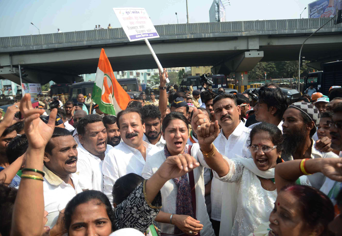 Mumbai Congress Protest on issue of National Herald at Bandra Kherwadi.