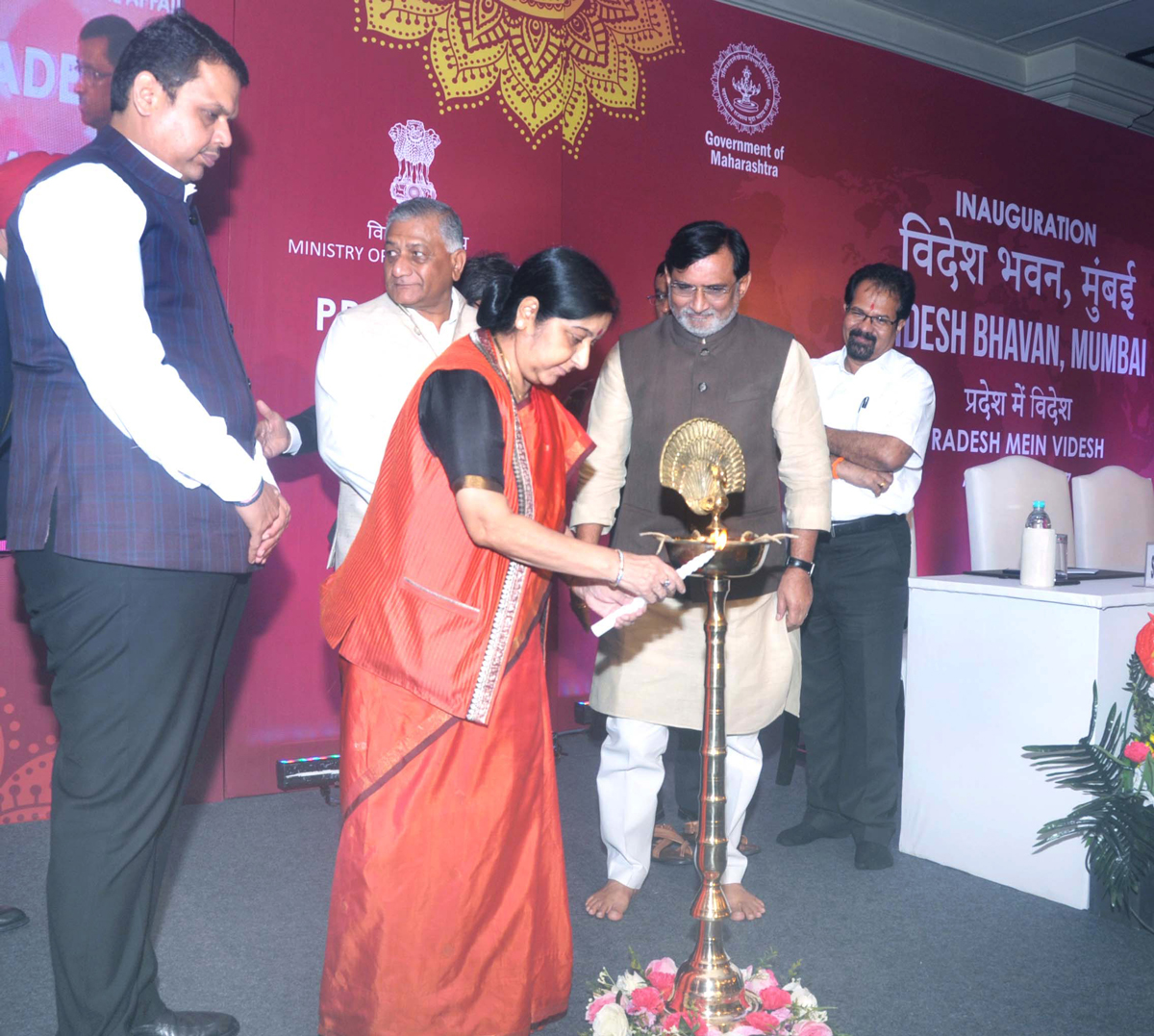 Union Minister for External Affairs Smt. Sushma Swaraj lighting the lamp to inaugurate VIDESH BHAVAN for four offices of the MEA in Mumbai.