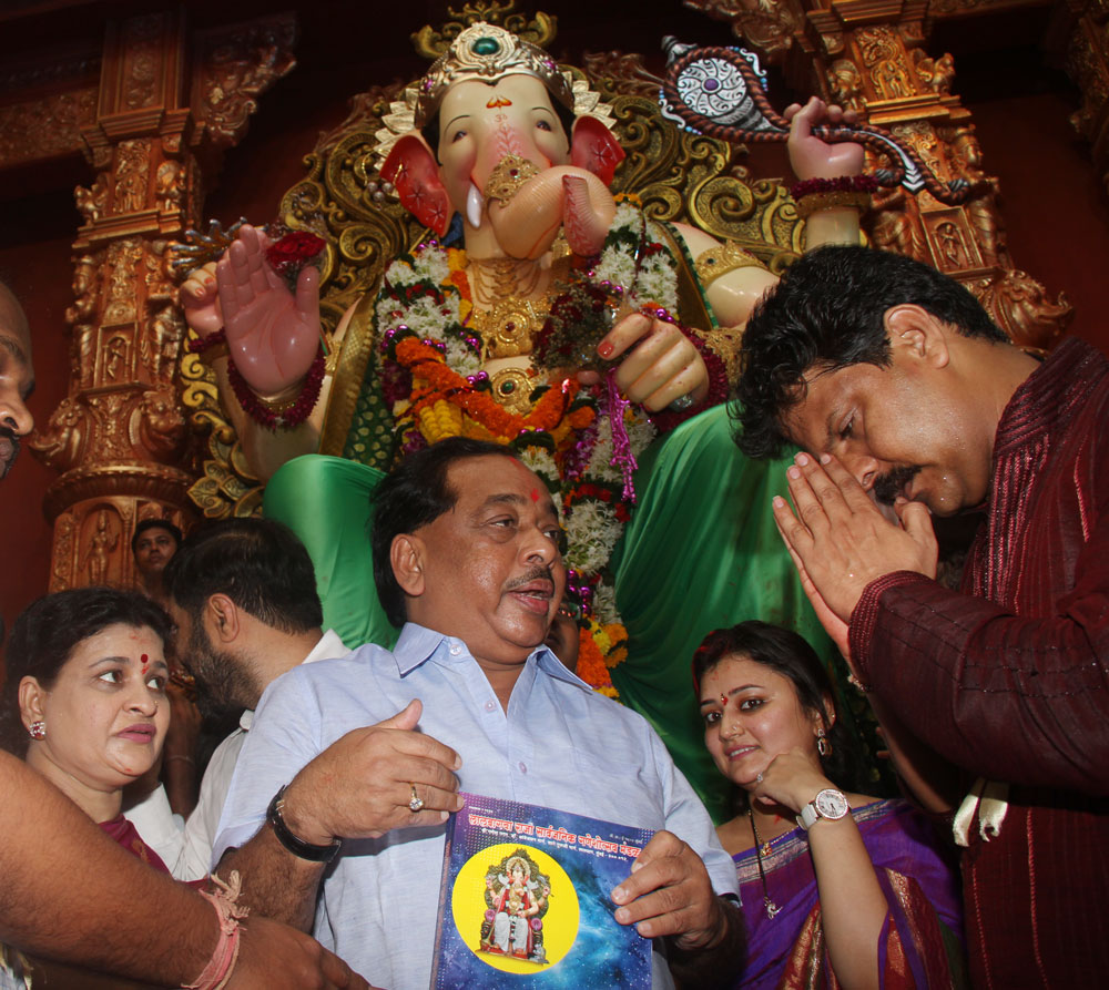 MINISTER NARAYANRAO RANE WITH FAMILY FOR LALABAUGH RAJA DARSHAN.