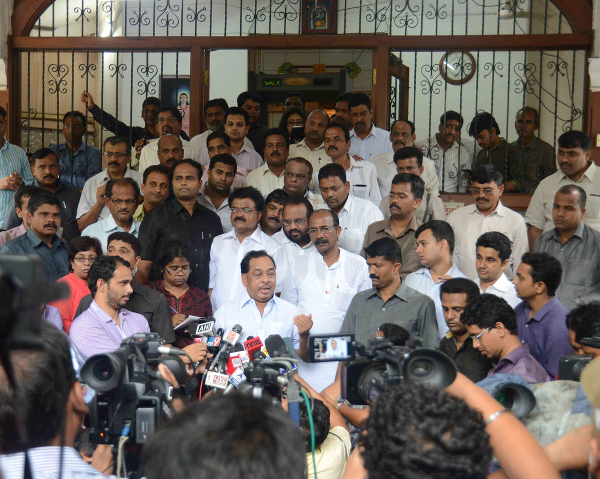 Congress Leader & Minister Narayanrao Rane Interaction with Media at Nyaneshwari Bunglow Malbar Hill.