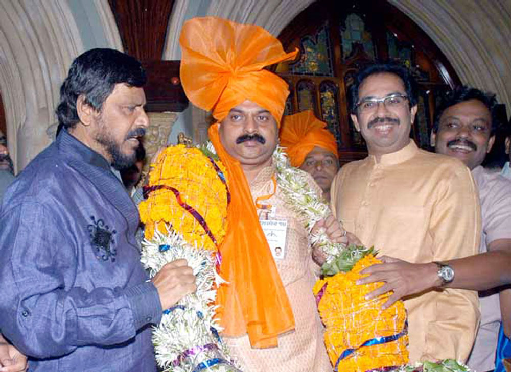 SHIVSENA WORKING PRESIDENT UDDHAV THACKREY FELICITATED SUNIL PRABHU AS MUMBAI MAYOR.