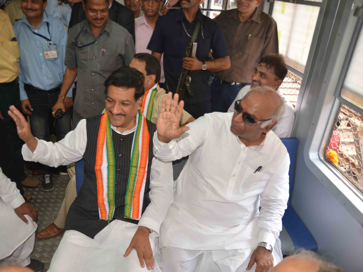 UNION MINISTER MALLIKARJUN & CHIEF MINISTER PRITHVIRAJ CHAVAN AT KURLA TERMINALS.