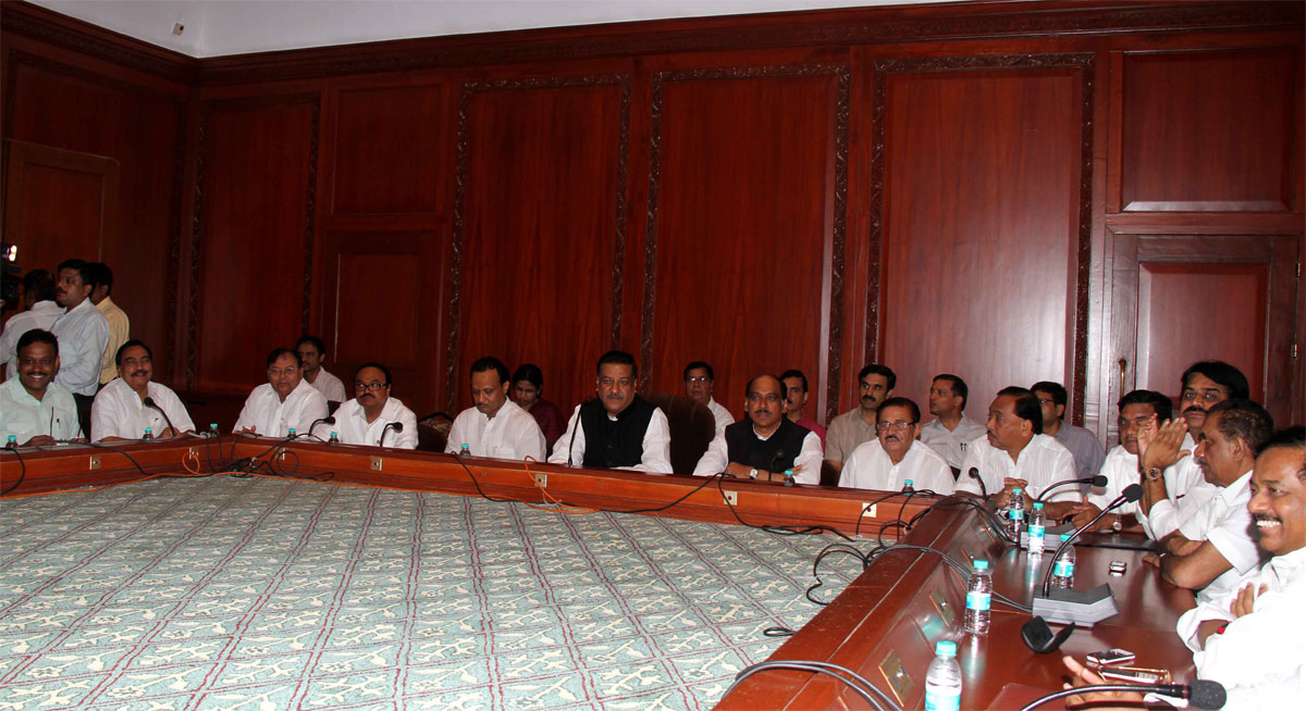 TEA PARTY BY CHIEF MINISTER PRITHVIRAJ CHAVAN DAY BEFORE MONSOON SESSION IN MUMBAI AT SAHAYADRI GUEST HOUSE.