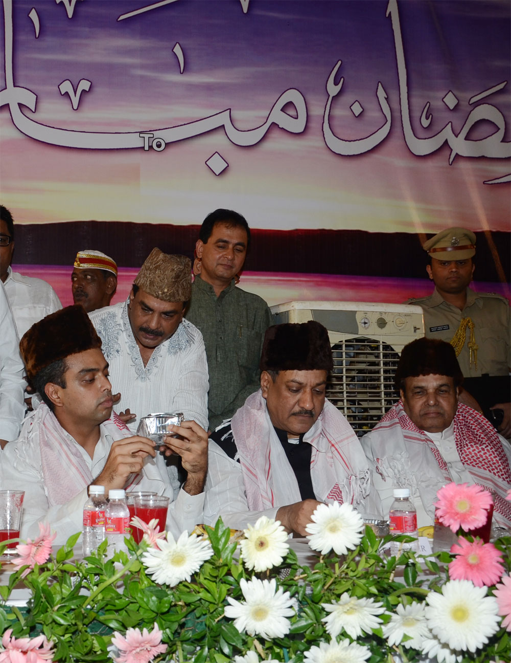 IFTAAR- DINNER AT HAJ HOUSE BY CHIEF MINISTER PRiTHVIRAJ CHAVAN. ORGANIZED BY MINISTER MOHD.ARIF (NASEEM) KHAN.