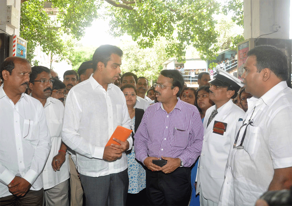 M.P.MILIND DEORA VISITED SOUTH MUMBAI RAILWAY STATIONS