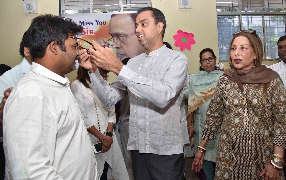 South Mumbai Former MP Milind Deora & KARM Organised Free Eye Check Up Camp at Colaba Muncipal School.