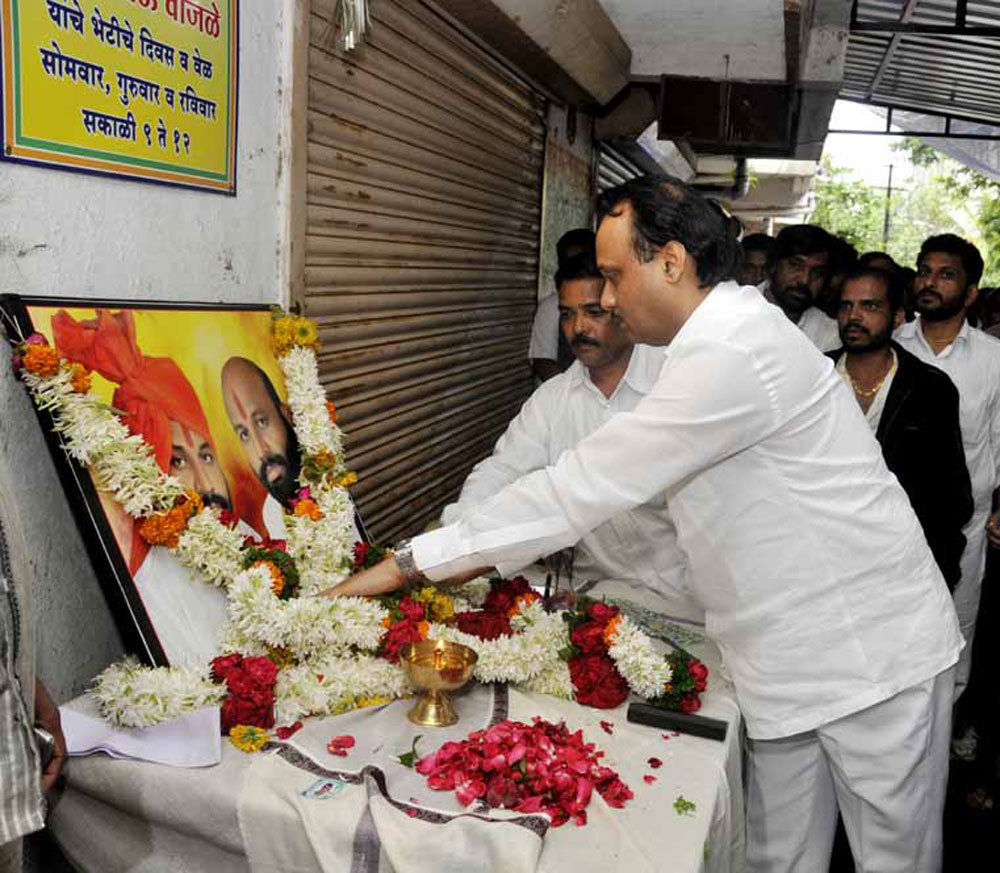 DY.CHIEF MINISTER AJITDADA PAWAR MEETS MNS LATE MLA.RAMESH VANJLE FAMILY AT PUNE.