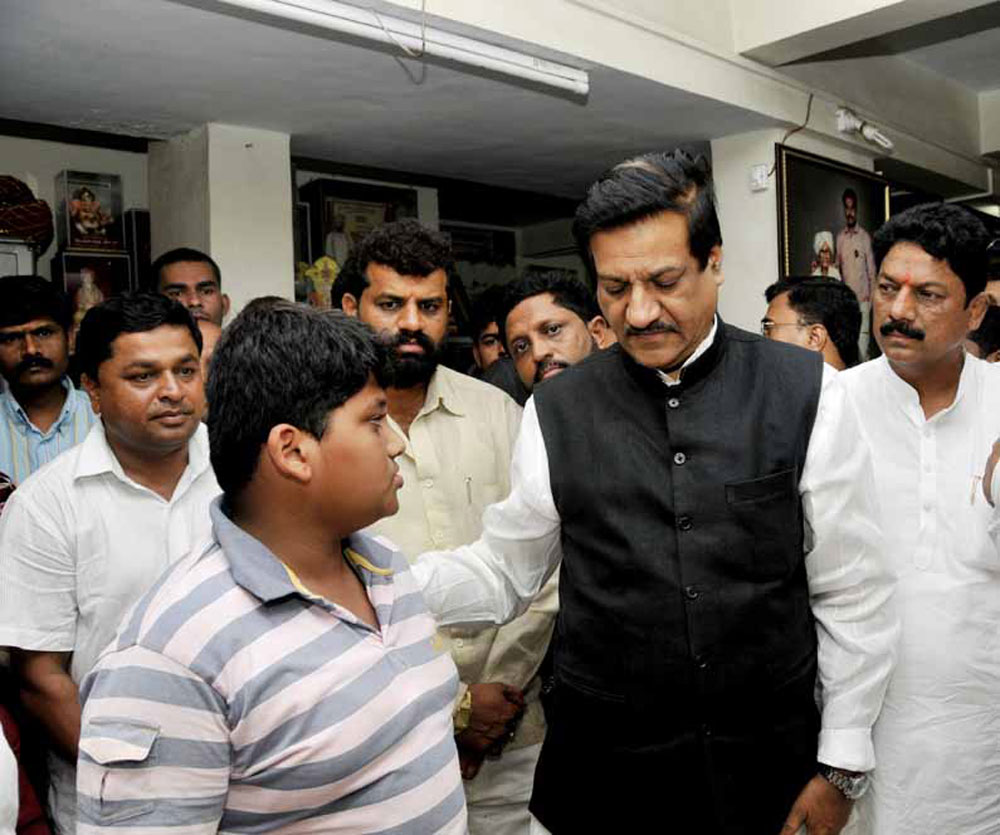 CHIEF MINISTER PRITHVIRAJ CHAVAN MEETS MNS LATE MLA.RAMESH VANJLE FAMILY AT PUNE.