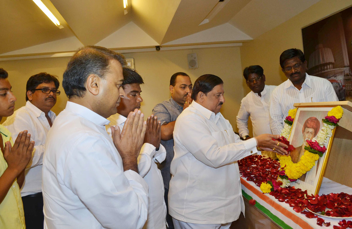 MRCC Tribute to Mahatma Jyotiba Phule on his Birth Anniversary at Mumbai Congress Rajiv Gandhi Bhavan.