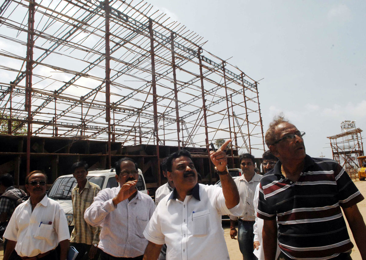 MUMBAI MAYOR SUNIL PRABHU AT GIRGAON CHOWPATY BEFORE COMMENCEMENT OF GANESH FESTIVAL IN MUMBAI.