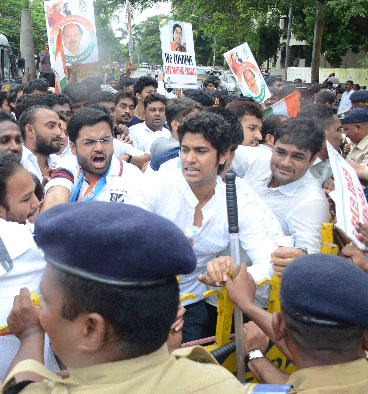 Mumbai Mahila Congress, Mumbai Pradesh Youth Congress and Mumbai NSUI have jointly Organised a Massive Morcha against BJP Sarkar  near Rangsharda, Bandra West.