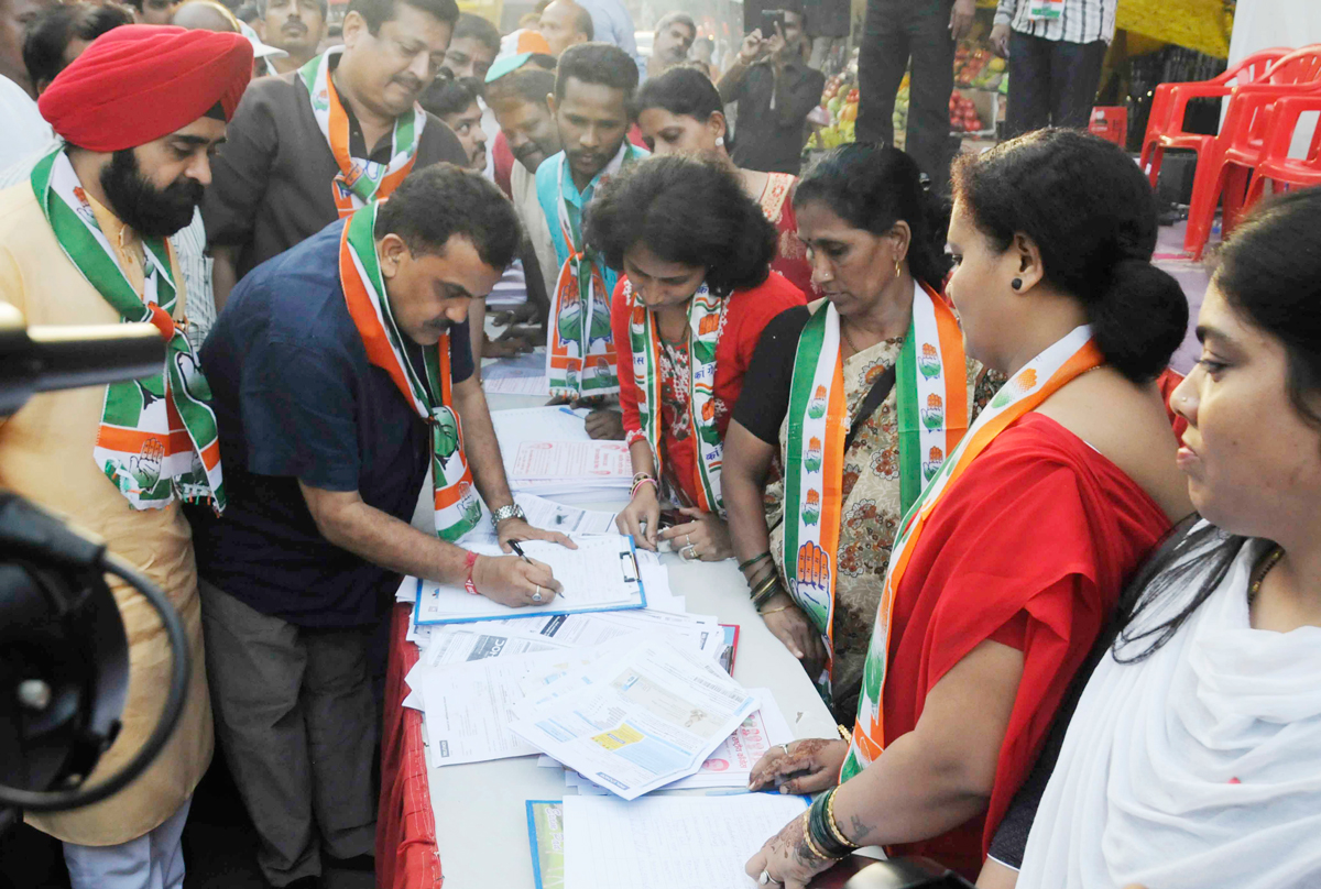 MRCC President Sanjay Nirupam Organised Signature Campaign to Protest against Hike Rates of Electricity Bill.