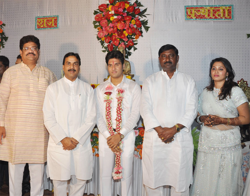 MINISTER MOHD.ARIF NASIM KHAN ATTENDS EX.MIN. & MLA. CHANDRAKANT HANDORE"S DAUGHTER WEDDING AT CHEMBHUR.