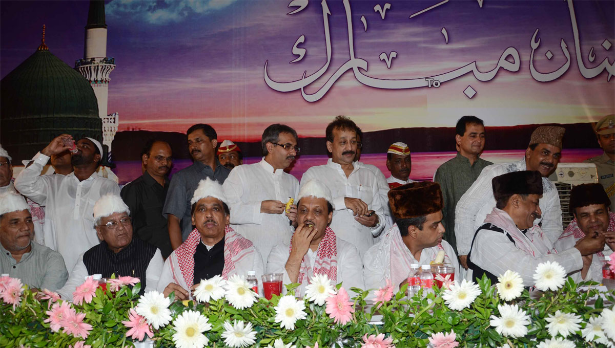 IFTAAR- DINNER AT HAJ HOUSE BY CHIEF MINISTER PRiTHVIRAJ CHAVAN. ORGANIZED BY MINISTER MOHD.ARIF (NASEEM) KHAN.
