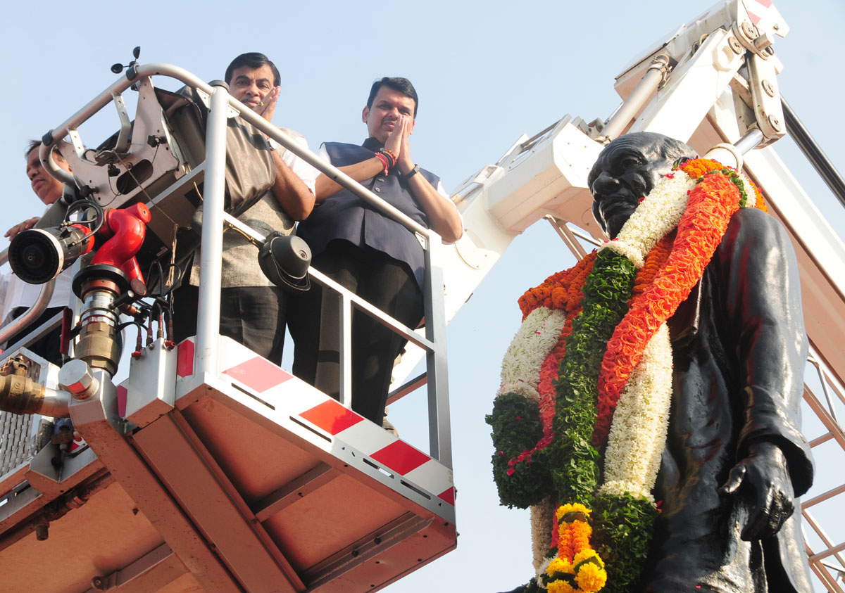 Chief Minister Devendra Fadnavis & Central Minister Nitin Gadkari Paying Tribute to Iron Man Of India Late.Sardar Vallabhbhai Patel on his Birth Anniversary at Worli.