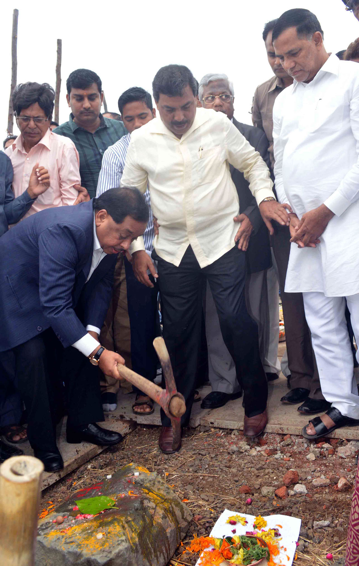 Bhoomi Poojan of "Dr.Rammanohar Tripathi Hindi Bhasha Bhavan" & "Dr.Zakir Hussain Urdu Ghar" by Minister Narayanrao Rane at Kalina University Campus.