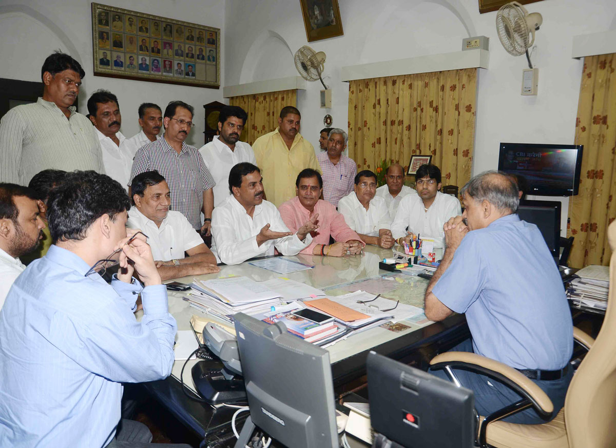Mumbai Congress Leaders meets Railway GM Sunil Kumar Sood.