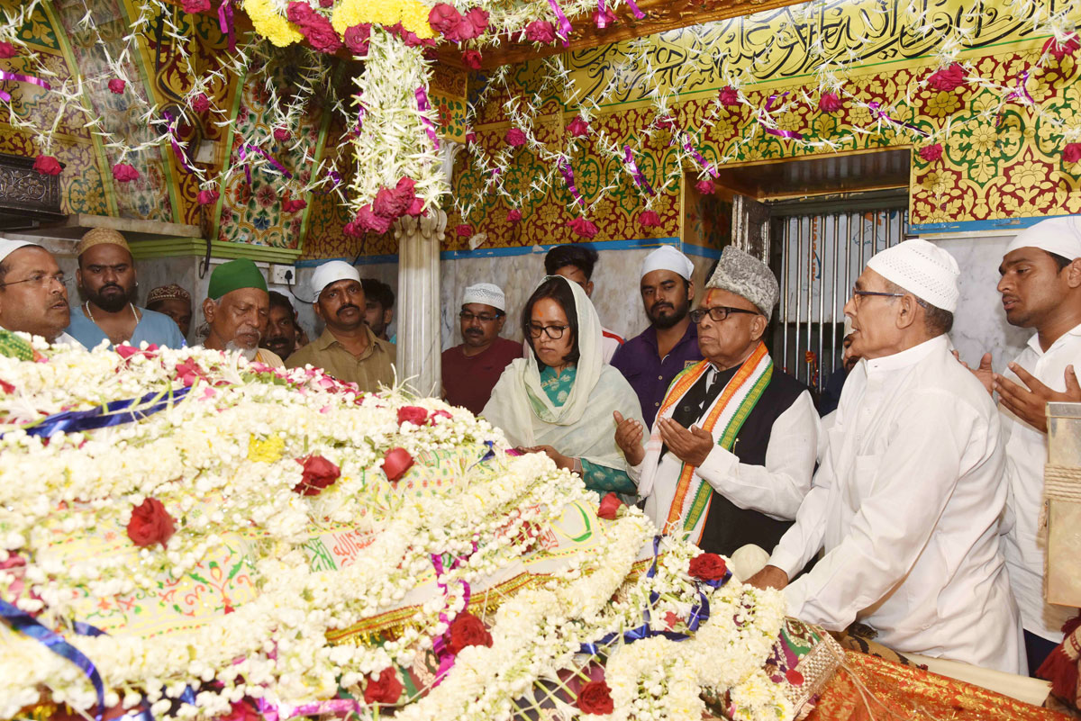 South Central Mumbai Constituency Congress Party Candidate Ex.MP Eknathrao Gaikwad at Mahim Dargha for Blessing.