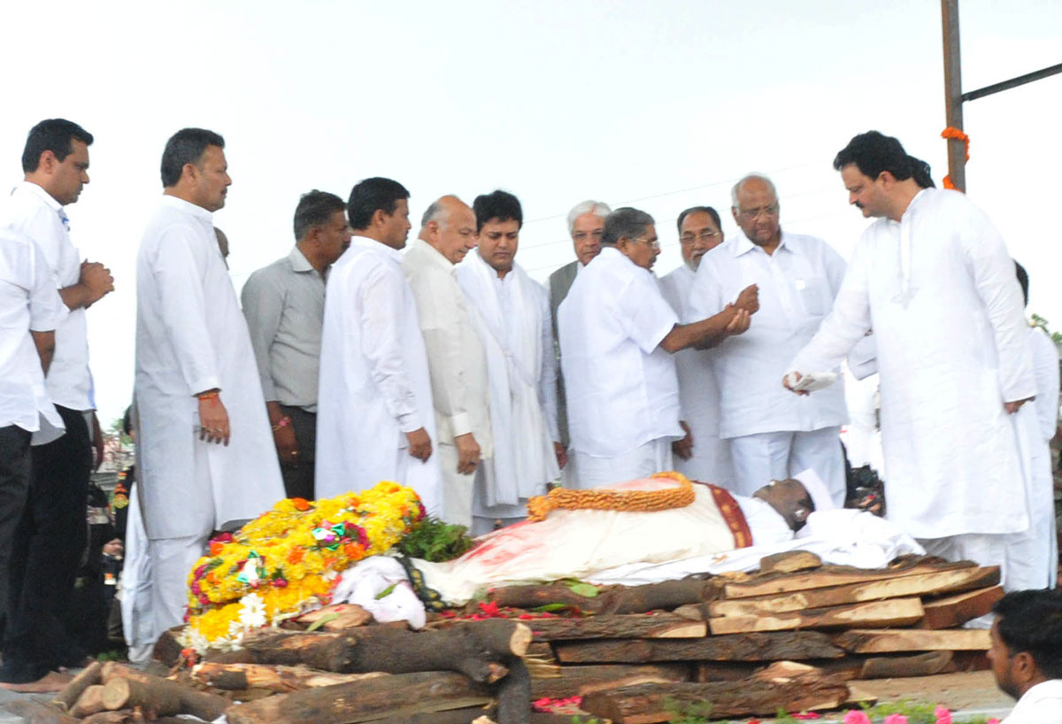 TRIBUTE TO UNION MINISTER & EX.CHIEF MINISTER VILASRAO DESHMUKH ON HIS FUNERAL AT LATUR.