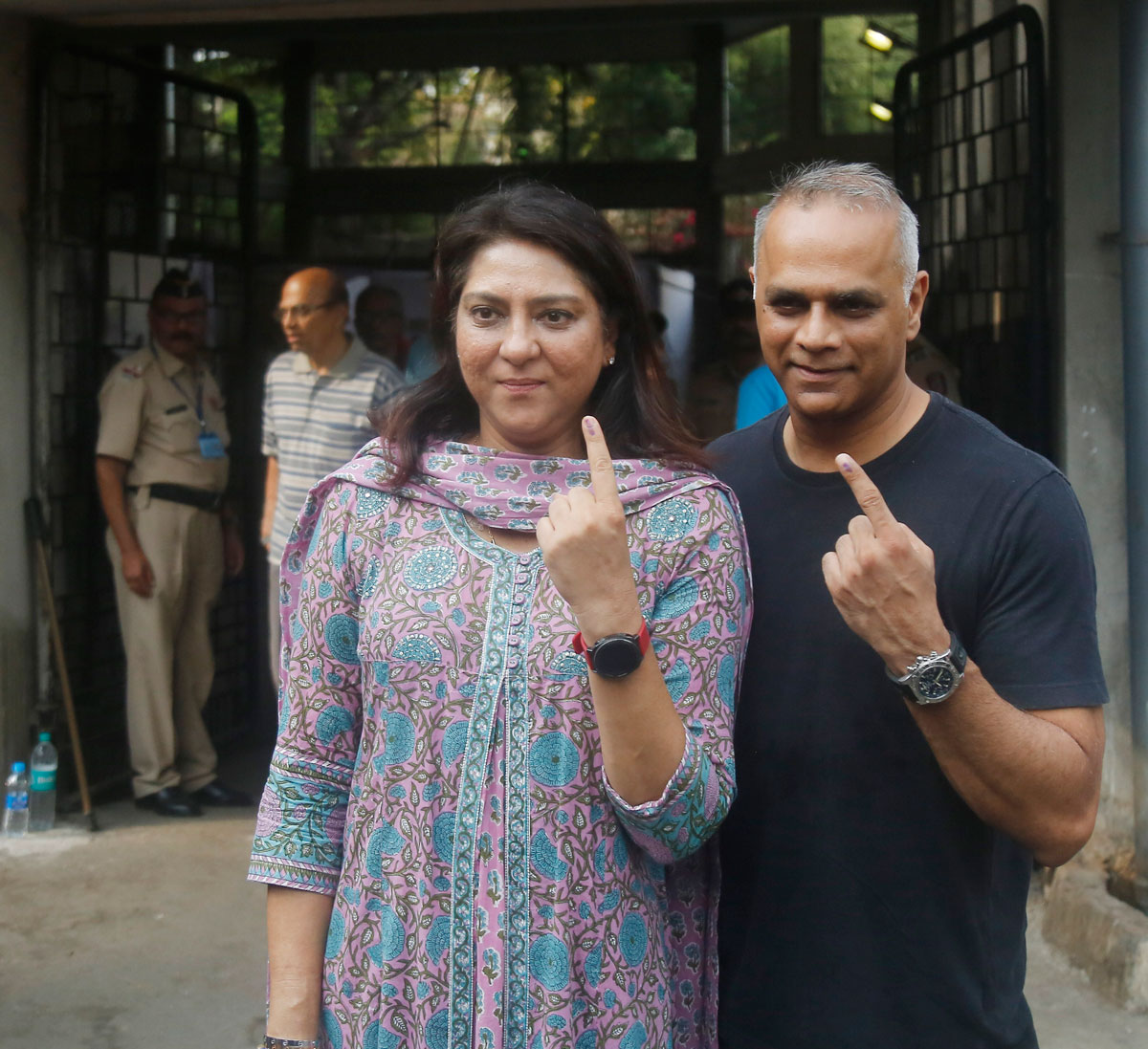 LS Candidate Priya Dutt Cast Vote at Pali Hill Bandra.